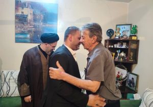 عیادت نماینده مسجدسلیمان به همراه جمعی از مسئولان از پیشکسوت رسانه شهرستان