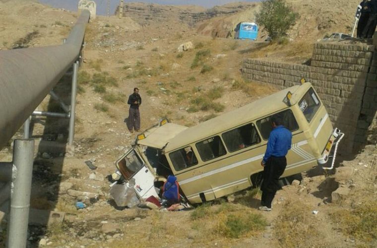 مصدوم شدن ۱۶ دانش آموز شهرستان لالی در سانحه تصادف مینی بوس