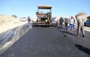 انجام عملیات روکش آسفالت جاده روستای کریم آباد تلبزان شهرستان مسجدسلیمان