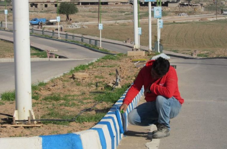 عملیات خط کشی و رنگ آمیزی بلوار شهید حاج قاسم سلیمانی شهر عنبر