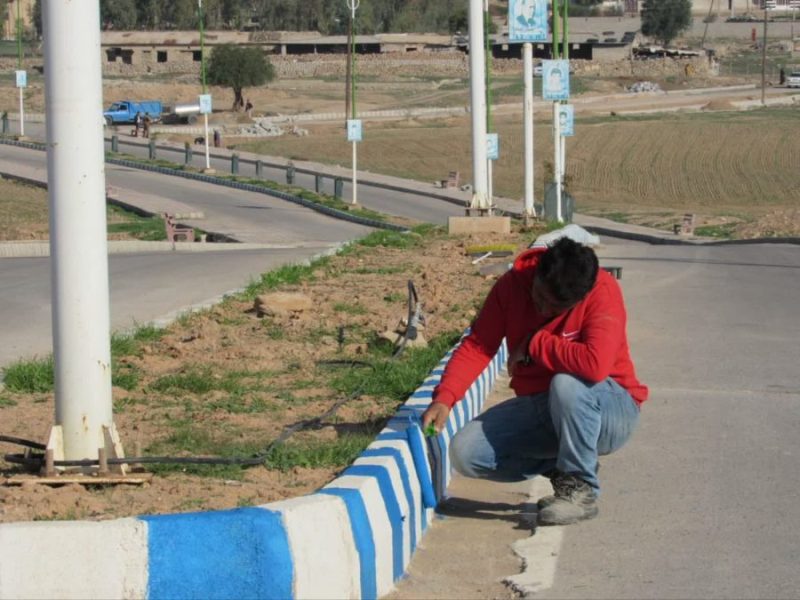 عملیات خط کشی و رنگ آمیزی بلوار شهید حاج قاسم سلیمانی شهر عنبر