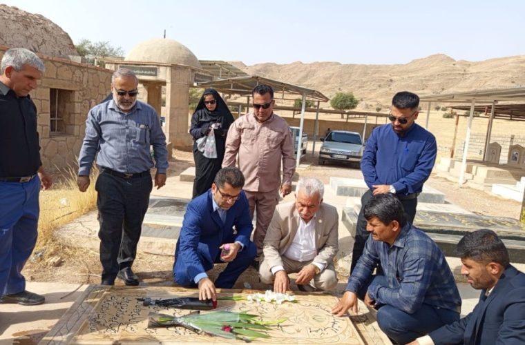 بمناسبت سوم خردادمراسم غباروبی و گلباران مقبره شهدای عنبر برگزار شد
