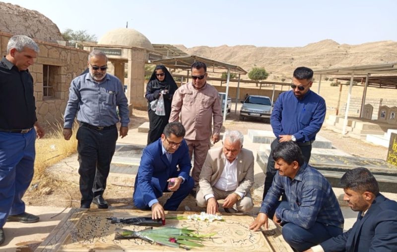 بمناسبت سوم خردادمراسم غباروبی و گلباران مقبره شهدای عنبر برگزار شد