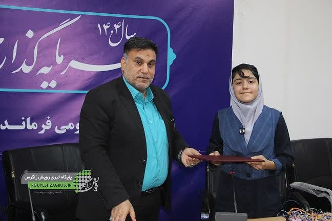تجلیل فرماندار از سه نوجوان نخبه و هنرمند مسجدسلیمانی تجلیل فرماندار از سه نوجوان نخبه و هنرمند مسجدسلیمانی