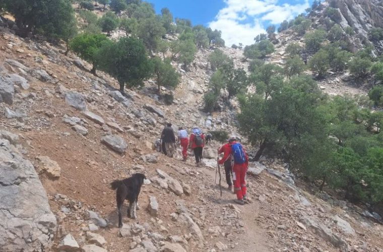 عملیات جستوجو برای یافتن فرد مفقود شده توسط تیم امداد و نجات جمعیت هلال احمر مسجدسلیمان ادامه دارد عملیات جستوجو برای یافتن فرد مفقود شده توسط تیم امداد و نجات جمعیت هلال احمر مسجدسلیمان ادامه دارد