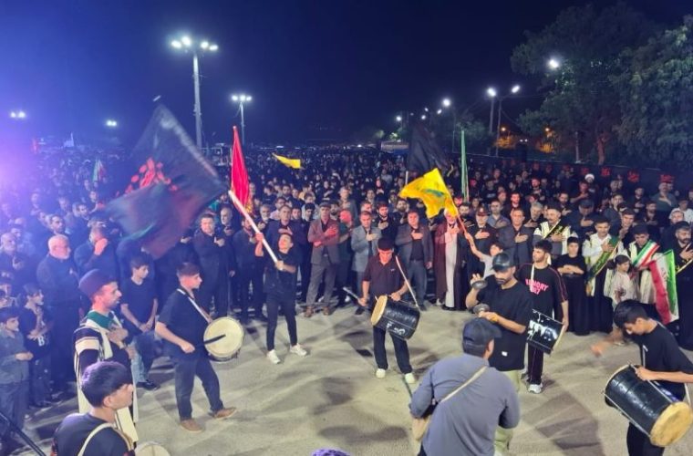 همنوایی شهردار مسجدسلیمان با عزاداران در شام غریبان سیدالشهدا(ع) همنوایی شهردار مسجدسلیمان با عزاداران در شام غریبان سیدالشهدا(ع)