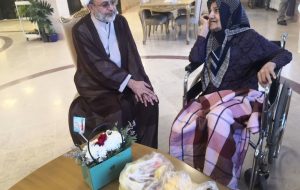 دیدار حجت الاسلام امینی با مادر شهید والامقام بهنام محمدی و حضور بر مزار هنرمند فقید بختیاری