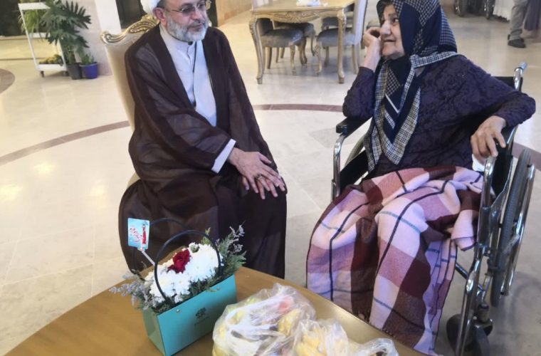 دیدار حجت الاسلام امینی با مادر شهید والامقام بهنام محمدی و حضور بر مزار هنرمند فقید بختیاری