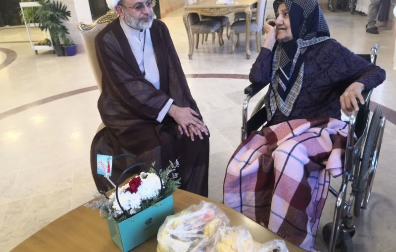 دیدار حجت الاسلام امینی با مادر شهید والامقام بهنام محمدی و حضور بر مزار هنرمند فقید بختیاری