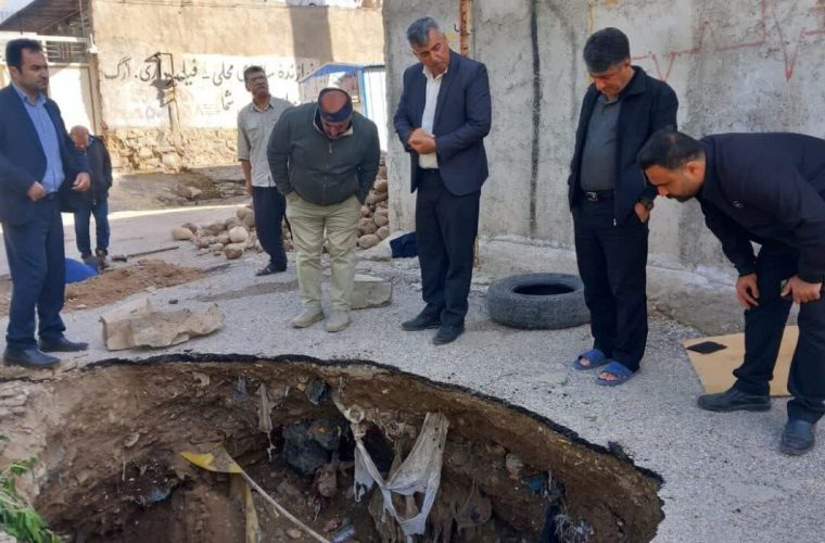 فرونشستهای خیابانی در لالی اینبار به خیابان آبان رسید/شهروندان در بیم تخریب منازل خود هستند + فیلم فرونشستهای خیابانی در لالی اینبار به خیابان آبان رسید/شهروندان در بیم تخریب منازل خود هستند + فیلم
