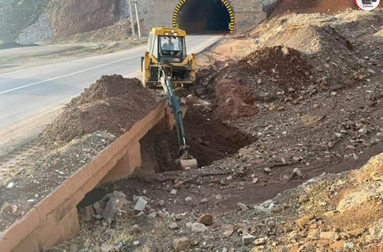 تلاش بی وقفه راهداران شهرستان لالی برای بازگشایی و پاکسازی محورهای مواصلاتی