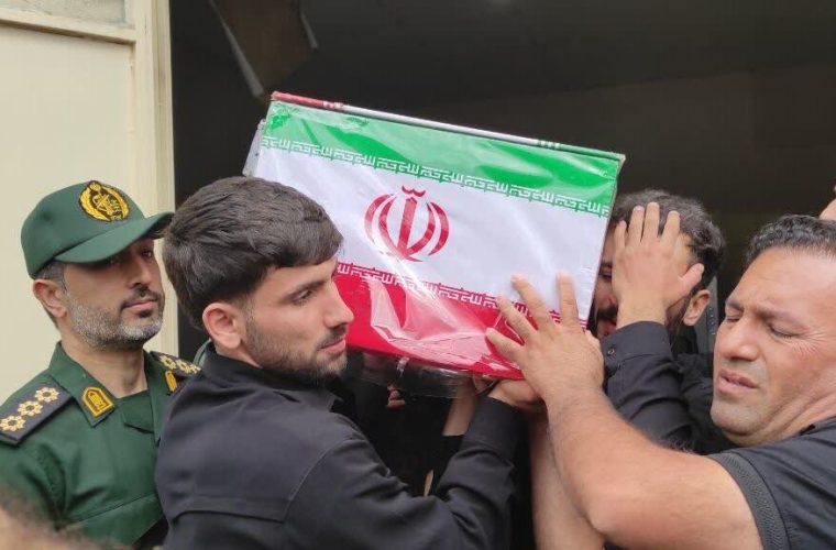پیکر شهید مدافع وطن، فردین مهدی‌پور با تشییع باشکوه مردم در شهرستان لالی به خاک سپرده شد + تصاویر