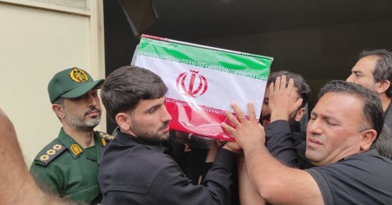 پیکر شهید مدافع وطن، فردین مهدی‌پور با تشییع باشکوه مردم در شهرستان لالی به خاک سپرده شد + تصاویر